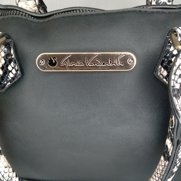 Gloria Vanderbilt dome bag - Picture 2 of 3